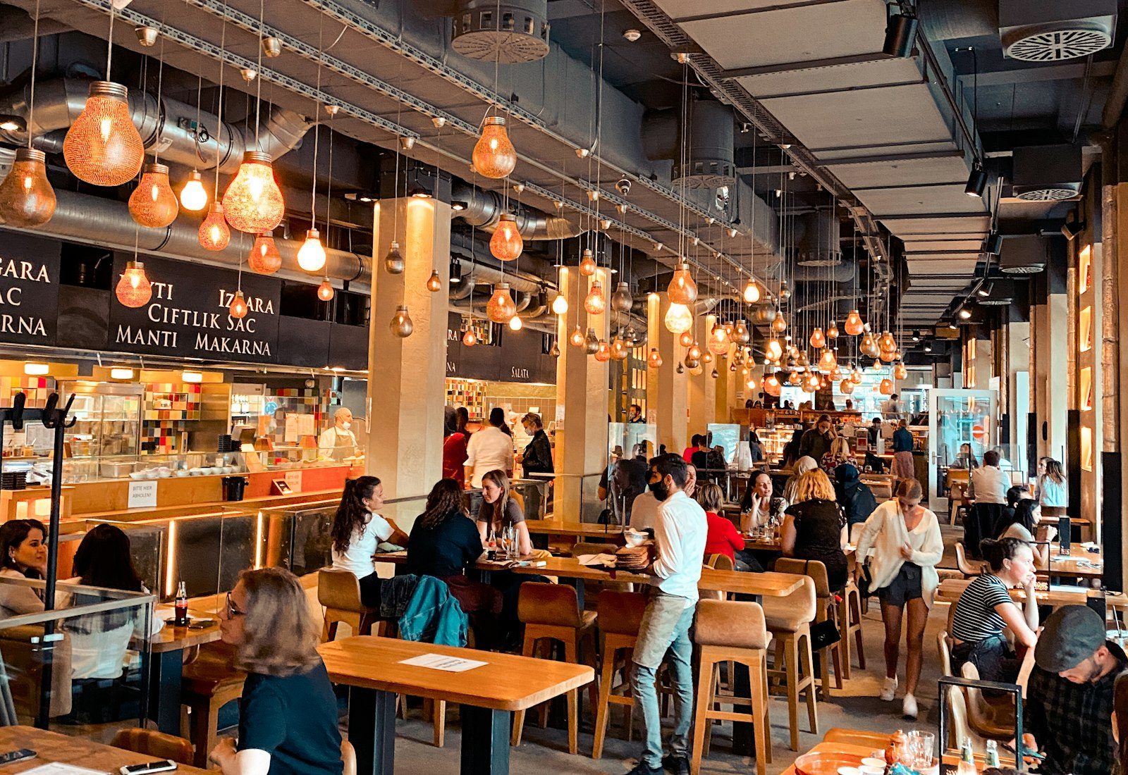 Restaurante lleno de gente con ambiente cálido